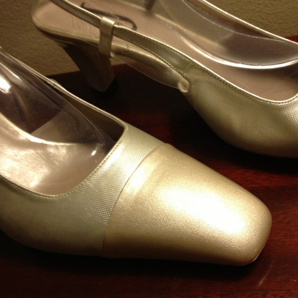 J.Renee Shoes - Picture 2 of 3