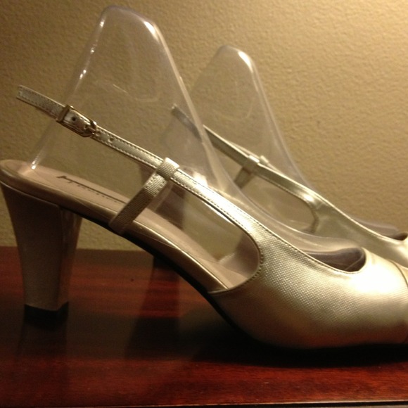 J.Renee Shoes - Picture 3 of 3