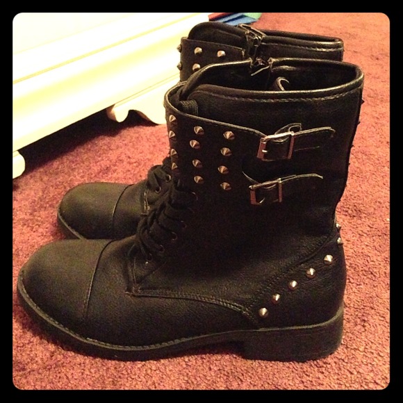 Size 9 Woman spiked boots.
