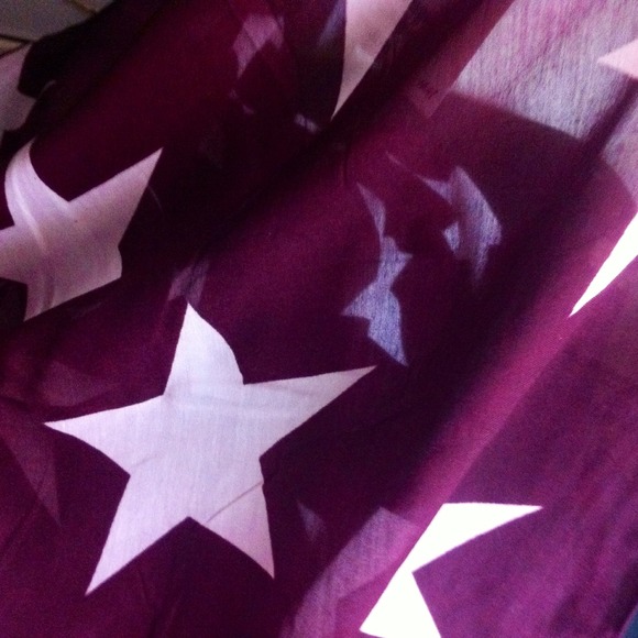 Patterned maroon scarf - Picture 2 of 3