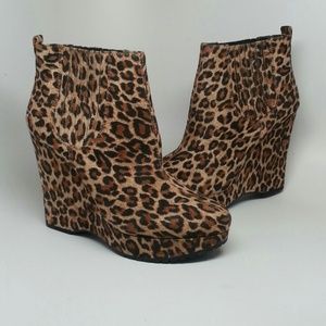 ▶REDUCED◀BCBG PLATFORM BOOTIES SIZE 6-9.5