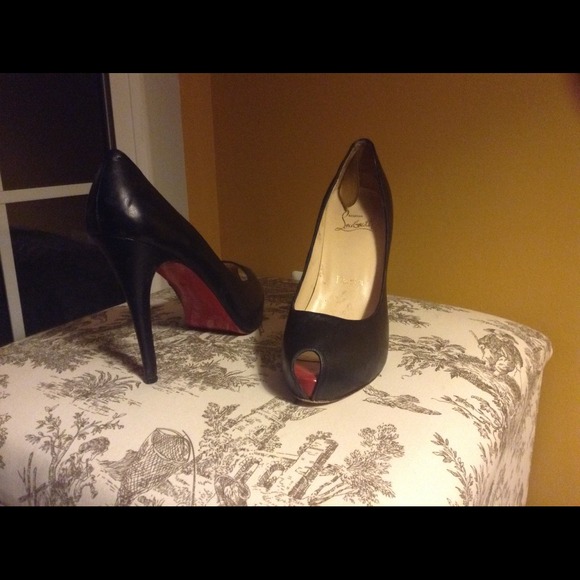 Red bottom shoe similar to black 'mini bout' pump