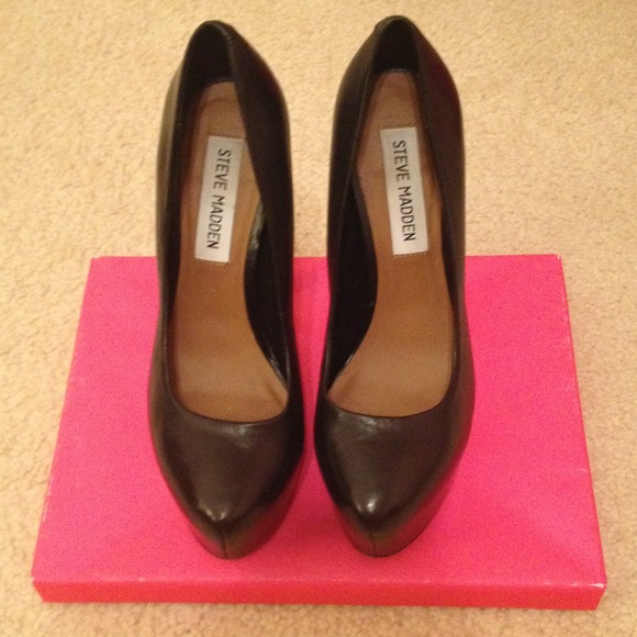 Steve Madden Shoes - Steve Madden DEJAVU pump in black leather size 6