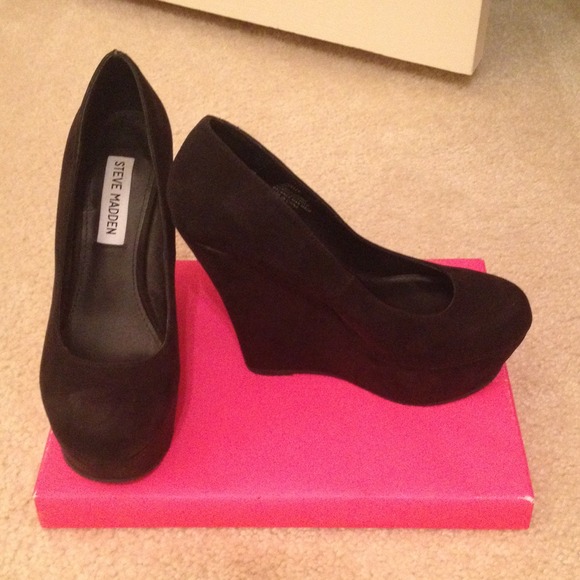 Steve Madden Shoes - Steve Madden POLLLY black suede wedges size 6