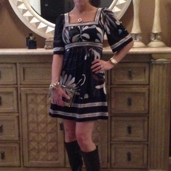 BCBGmaxazria fun and funky dress size xs. - Picture 2 of 4