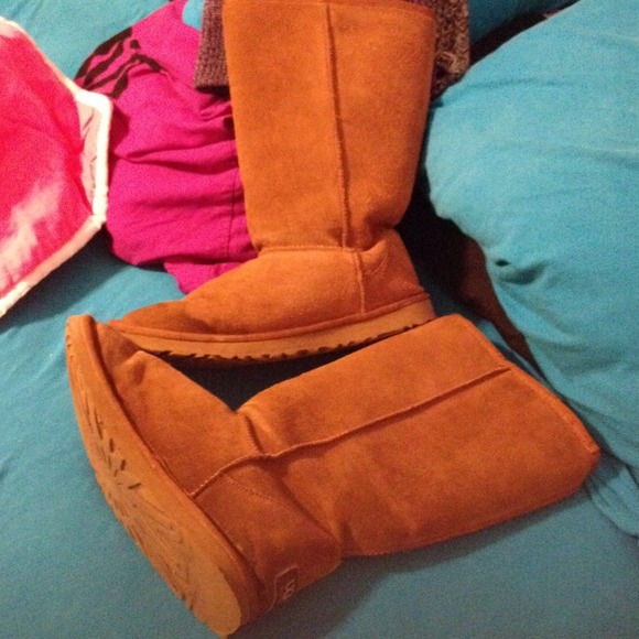 Tall Chestnut Uggs & Bob Marley Top