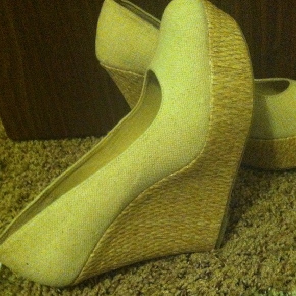 Cream colored wedge heels - Picture 2 of 2