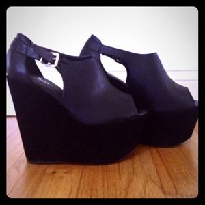 ‼️Just reduced‼️Peep toe Wedges