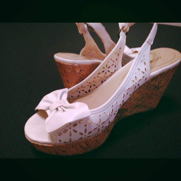 APT 9 White Wedges
