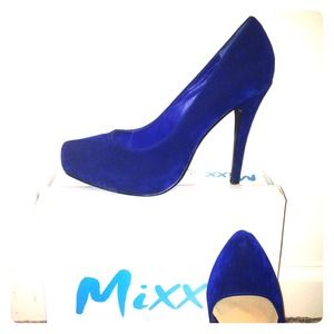 🚫SOLD🚫💙Blue Almond Toe Suede Pumps💙
