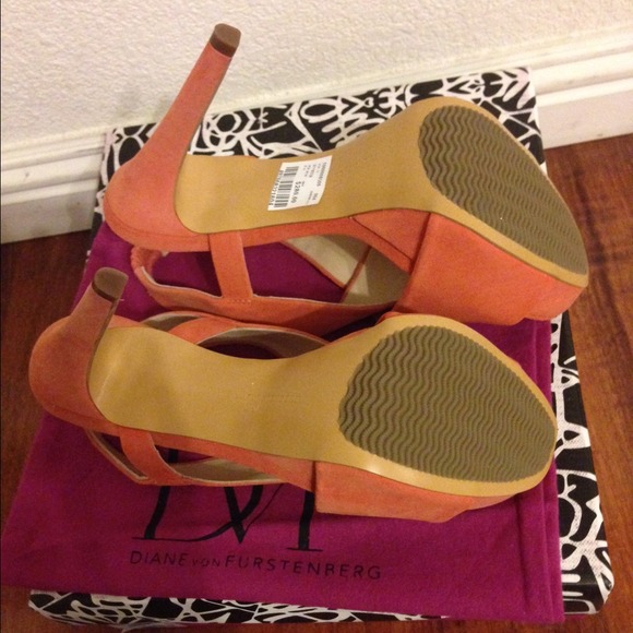 🔸Reduced🔸Diane Von Furstenberg Zia suede pump - Picture 2 of 4