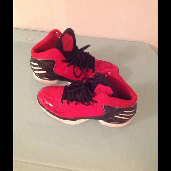 SOLD!!!!!DRose Adidas Boys 7