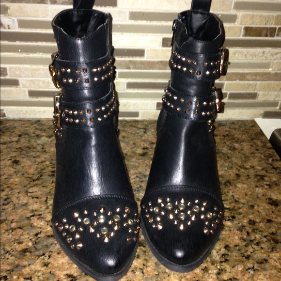 Cute & Chic Black/Gold Studded Booties**NEW** - Picture 2 of 4