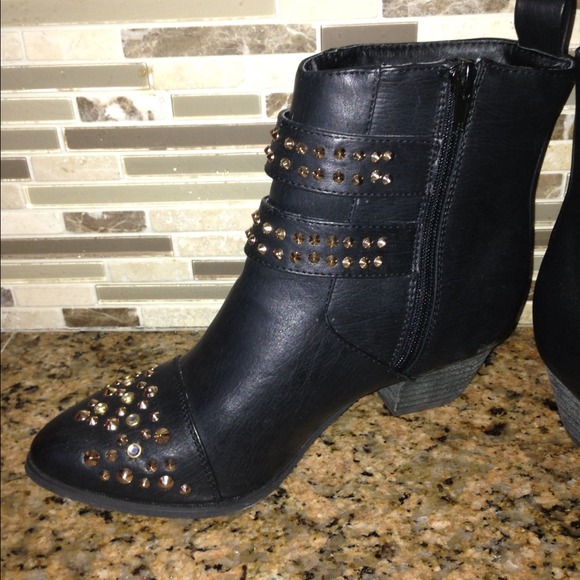 Cute & Chic Black/Gold Studded Booties**NEW** - Picture 3 of 4