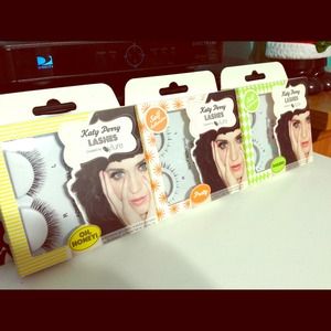KATY PERRY Lashes
