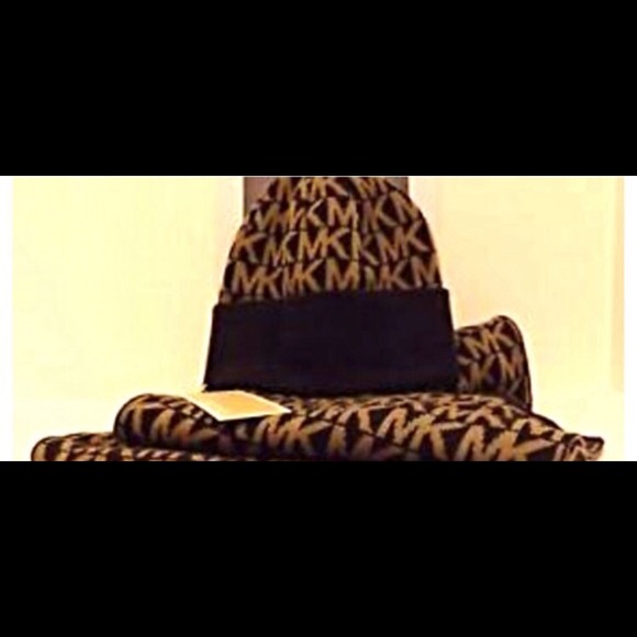 ✨New Michael Kors Scarf & Hat.