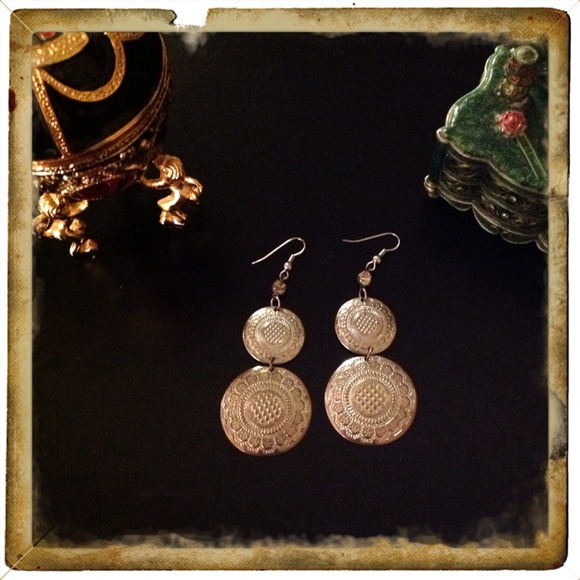 Earrings 😻⛄ - Picture 2 of 2