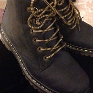 Hold! 🚫Doc marten boots