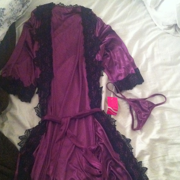Light wear robe never worn, bought off eBay