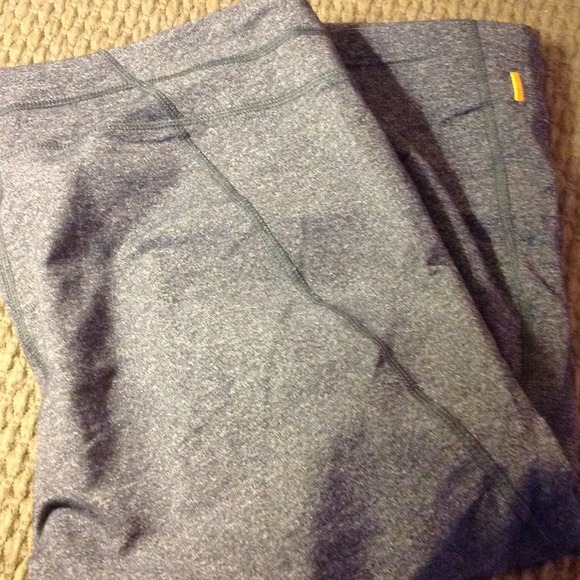☀️sold in a bundle☀️Lucy Powermax crop in grey - Picture 2 of 3
