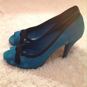 🎉HP🎉 BCBGeneration Turquoise & Black Suede Heels