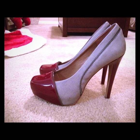 Jessica Simpson pumps