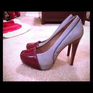 Jessica Simpson pumps