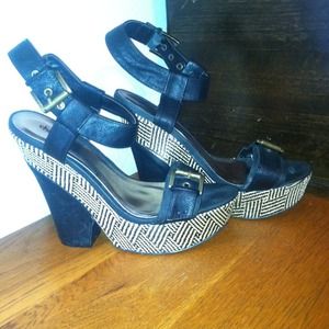 Great pair of Mid heeled Platforms!