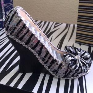 Sequined zebra shoe shaped ring organizer