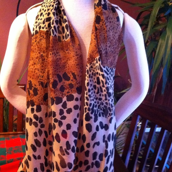 SOLD in VINTED ⛄️Animal Print Scarf