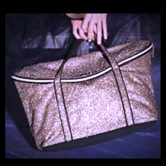 ✂️✂️ final price cut!! ✂️✂️Victoria secret duffle