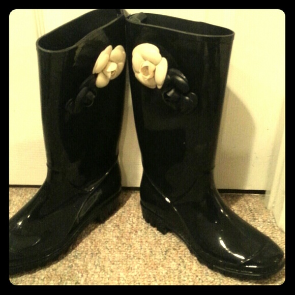 Black rubber rain boots