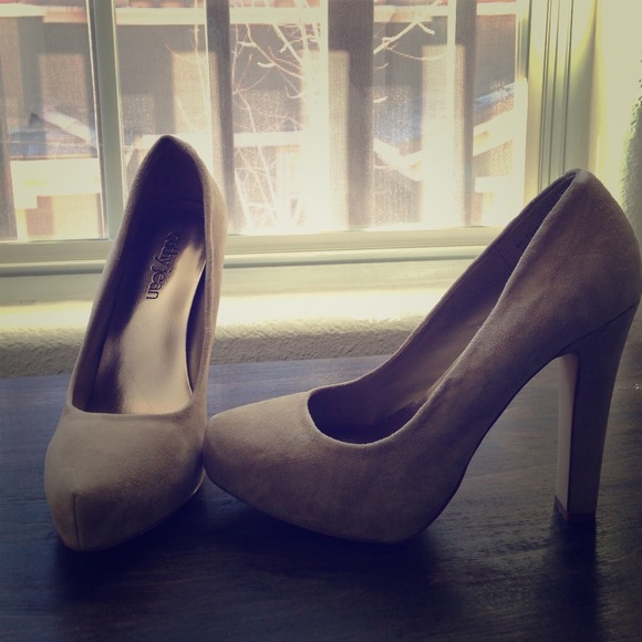 Taupe suede pumps