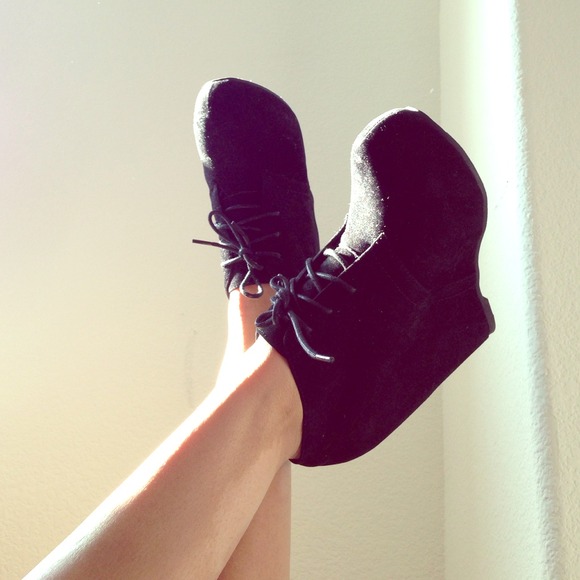 Closed toed black wedges