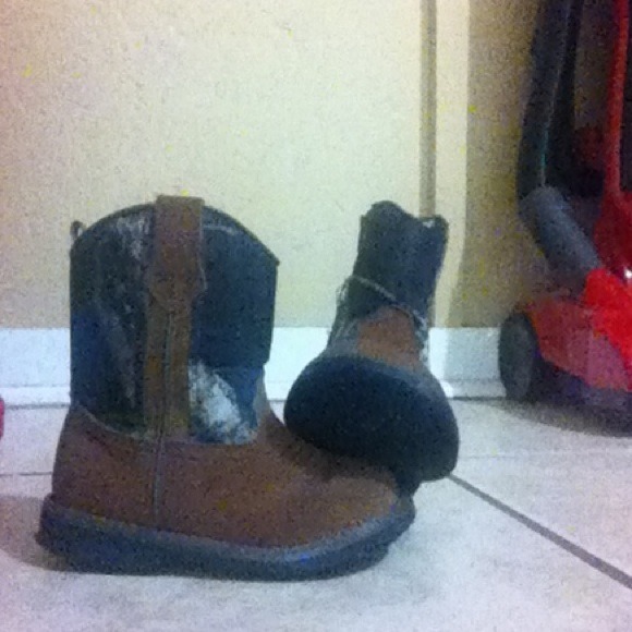 Kids cowboy boots size 5 only wore twice!