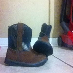 Kids cowboy boots size 5 only wore twice!