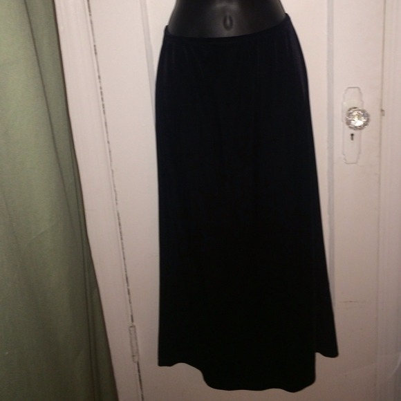 🚫SOLD  black maxi velvet skirt💘 - Picture 2 of 4
