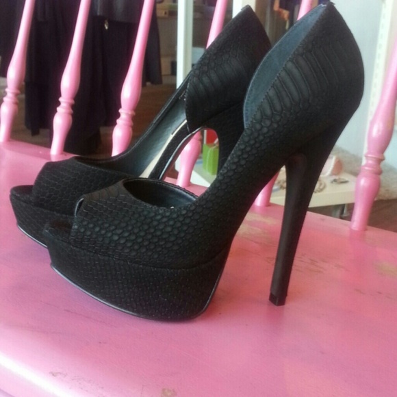 *SOLD*STEVEN BY STEVE MADDEN PUMPS SIZE 7