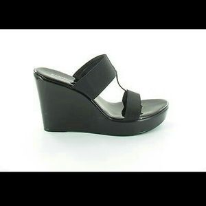 BCBG WEDGE SANDAL SIZE 7
