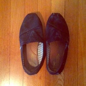 Very comfy Toms. They are used.