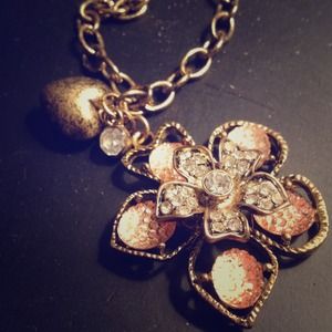 Vintage style flower necklace!
