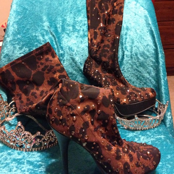 Shoes - Size 6 Never worn!!! This is The WOW factor! Bold