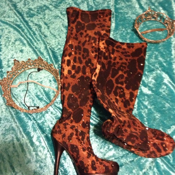 Size 6 Never worn!!! This is The WOW factor! Bold - Picture 2 of 3