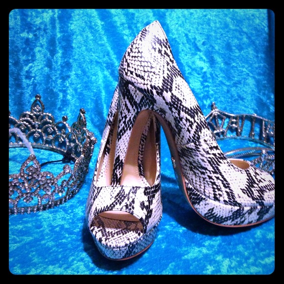 Victoria Secret Heels, 6 NWT very chic!