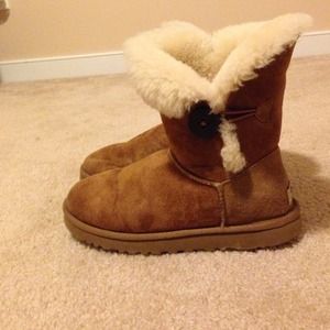 ON HOLD✨ Short Chestnut Bailey Button Uggs