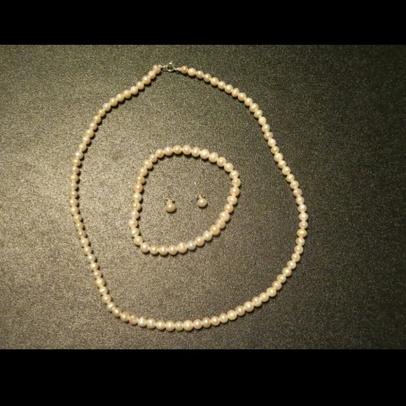 ♡♥Host Pick♥♡ Pearl Necklace,Bracelet,and Earrings - Picture 2 of 3