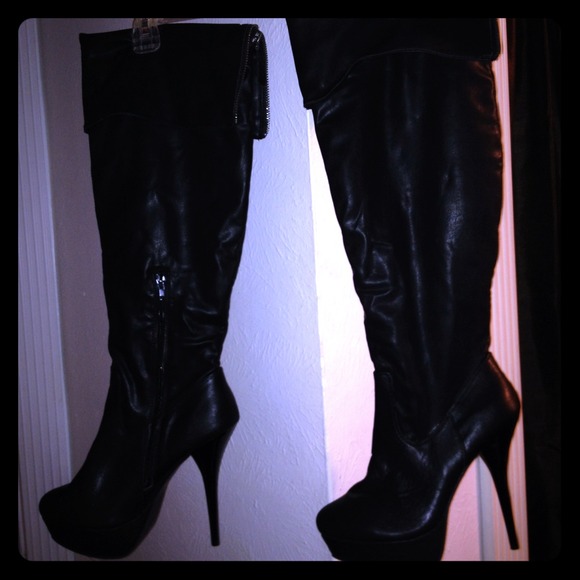 Boots - Reduced‼️Knee high boots with zipper detail🎀