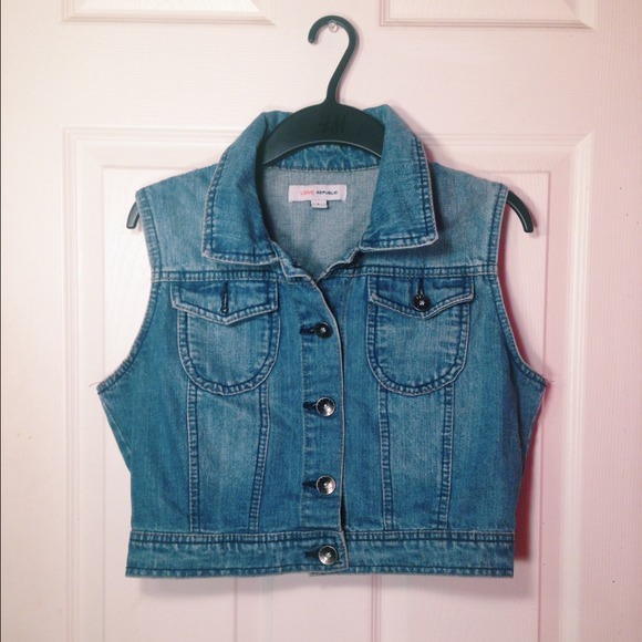 denim vest w floral lace accent - Picture 2 of 2