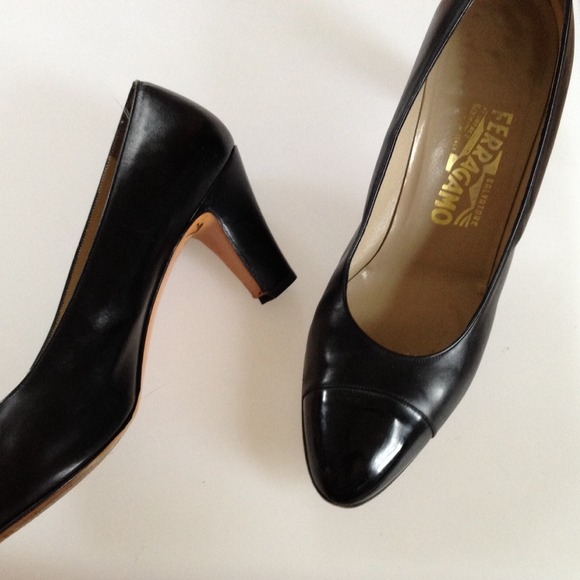 AUTHENTIC vintage Italian Ferragamo Pumps