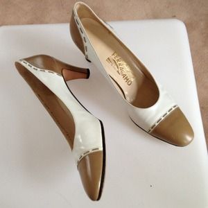 AUTHENTIC Salvatone Ferragamo Pumps